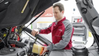 Tecnico di assistenza Linde al lavoro su un carrello elevatore